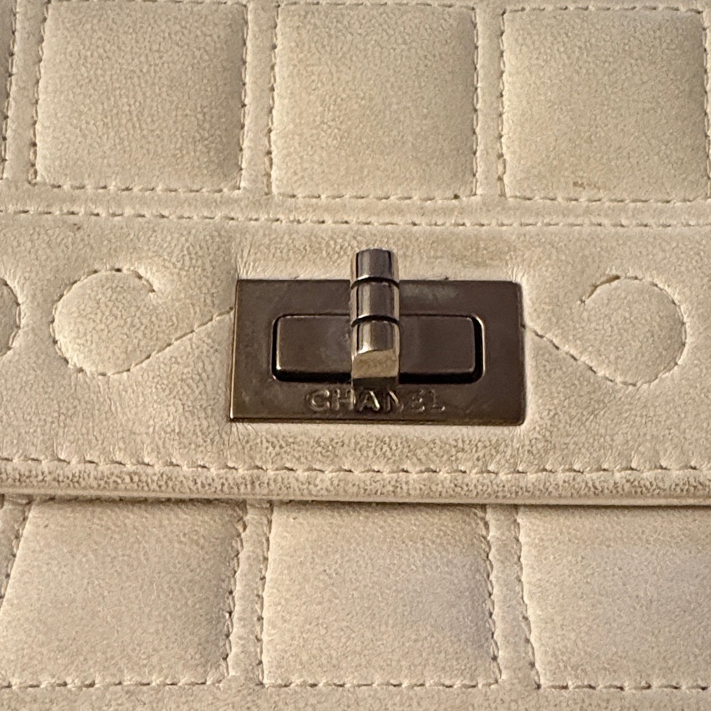 Authentic CHANEL White Quilted Crossbody Bag - Picture 3 of 17